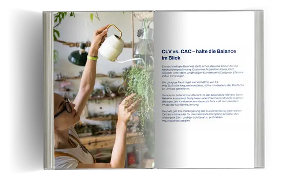 CLV vs. CAC – halte die Balance im Blick Ein nachhaltiges Business stellt sicher, dass die Kosten für die Neukundengewinnung (Customer Acquisition Costs, CAC) deutlich unter dem langfristigen Kundenwert (Customer Lifetime Value, CLV) liegen. Die gängige Faustregel: ein Verhältnis von 1:3. Was Du in die Akquise investierst, sollte mindestens das Dreifache an Umsatz generieren. Gerade im Subscription-Bereich ist das besonders relevant. Denn Rabatte, kostenlose Testphasen oder Freemium-Modelle machen die erste Zeit – insbesondere das erste Jahr – oft zur teuersten Phase der Kundenbeziehung. Deshalb gilt: Die Verlängerung der Kundenbindung über diesen Zeitraum hinaus ist für die meisten Subscription-Anbieter das wichtigste Ziel – und der Schlüssel zu profitablen Wachstumsstrategien.