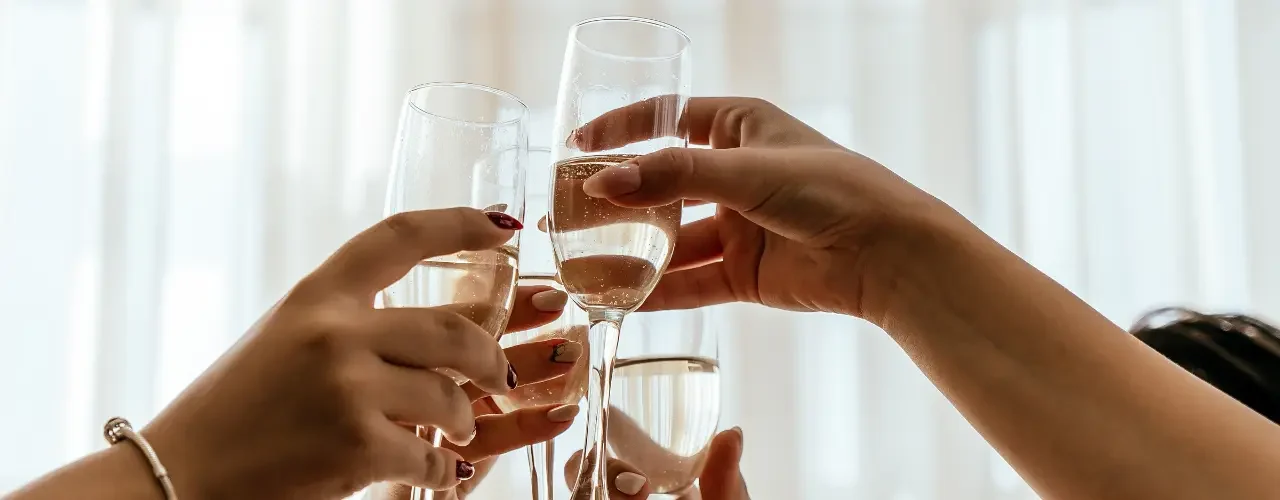 People chinking champagne glasses